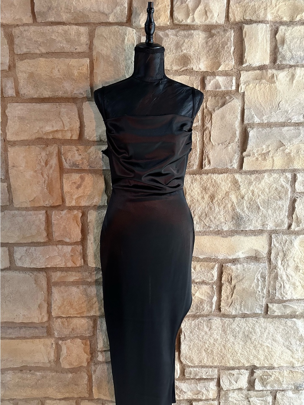 Elegant Black Sleeveless Midi Dress - Timeless Evening Style
